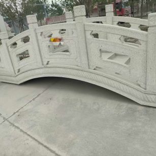 日喀则布芝麻白拱桥，石桥